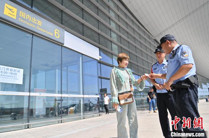 长春龙嘉机场车站“拾遗小分队”：一年多找回遗失物品千余件
